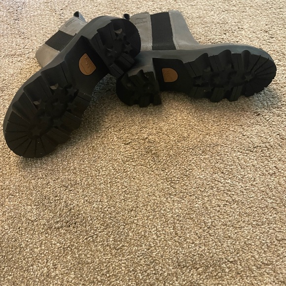 SOREL Gray Suede Chelsea Ankle Boots with Black Elastic. Size 5.5 - Picture 8 of 8